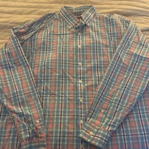 Men’s vineyard vines collared shirt in great condition.